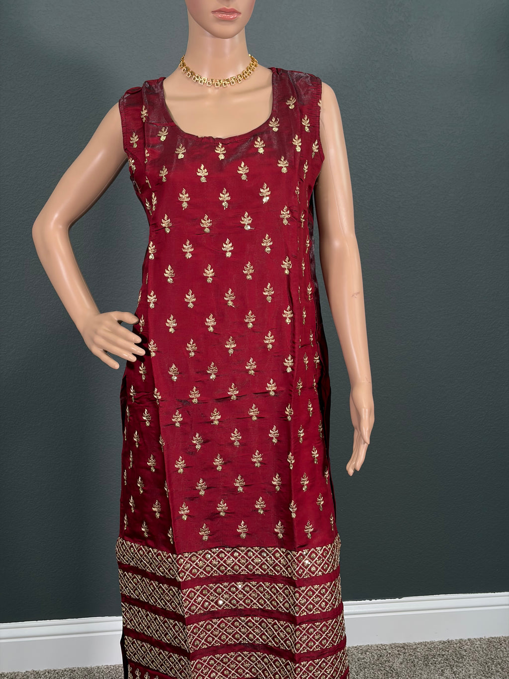 Red Rose - Sleeveless salwar Kameez for women (M up to L)